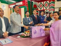 বান্দরবানে নারী প্রশিক্ষণার্থীদের মধ্যে ল্যাপটপ বিতরণ