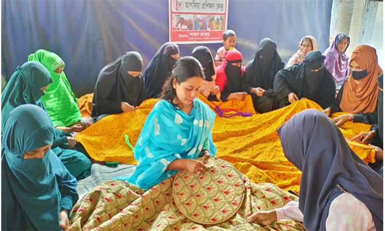 শিক্ষকতা ছেড়ে সফল উদ্যোক্তা হাওরের শায়লা