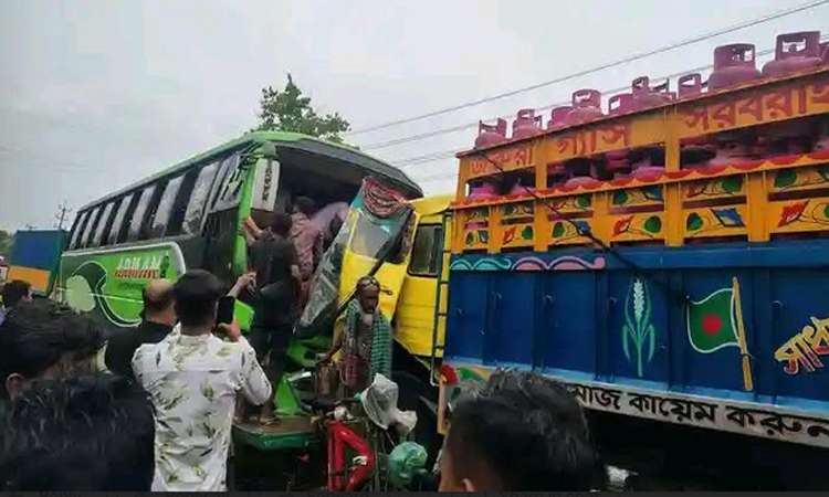 বাগেরহাটে বাস-ট্রাক মুখোমুখি সংঘর্ষে ২০ যাত্রী আহত