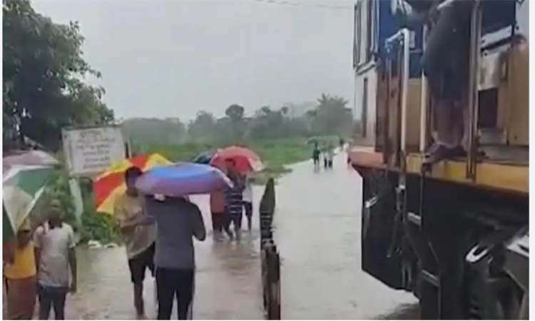 রেললাইন প্লাবিত, চট্টগ্রাম–কক্সবাজার রুটে ট্রেন চলাচল বন্ধ