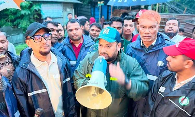 দুর্গতদের ঘরে ঘরে ত্রাণ পৌঁছে দেওয়ার ঘোষণা মীর হেলালের